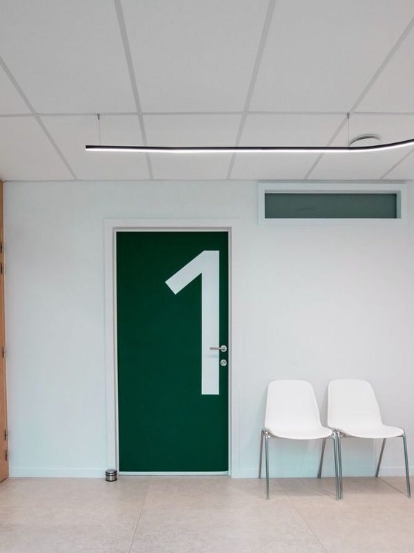 La salle d'attente d'Espace 71, lumineuse et accueillante